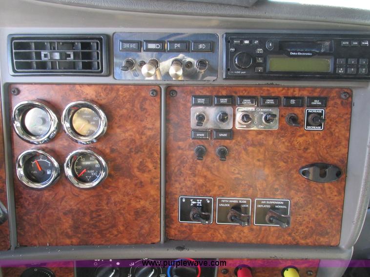 image for item F4162 2003 Kenworth T600 semi truck