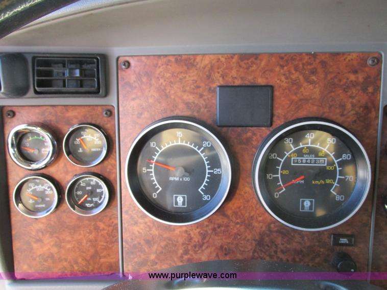 image for item F4162 2003 Kenworth T600 semi truck