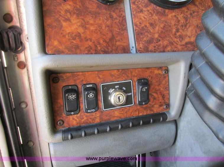 image for item F4162 2003 Kenworth T600 semi truck