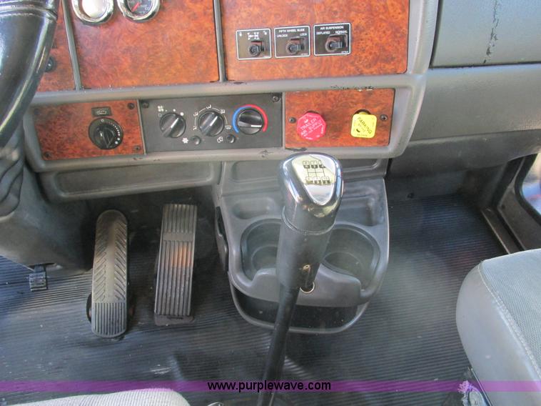 image for item F4162 2003 Kenworth T600 semi truck