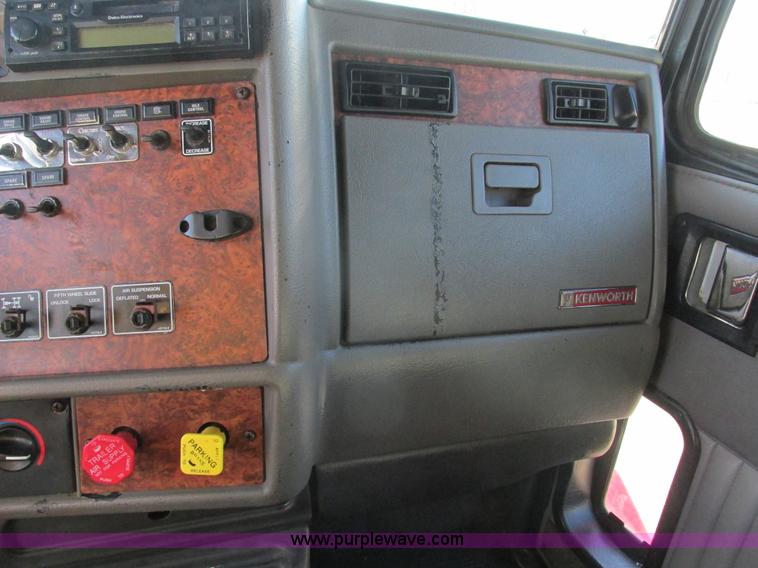 image for item F4162 2003 Kenworth T600 semi truck