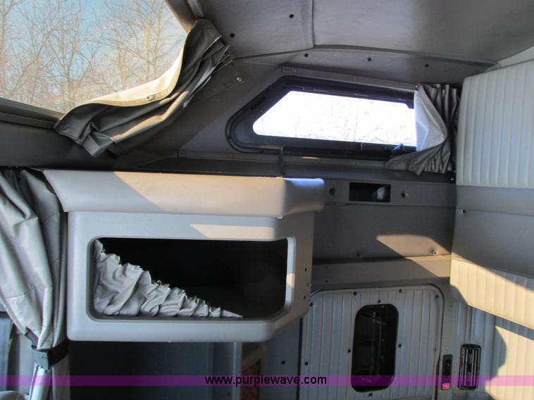 image for item F4162 2003 Kenworth T600 semi truck