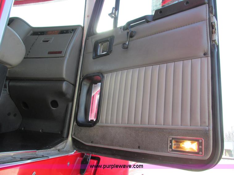 image for item F4162 2003 Kenworth T600 semi truck