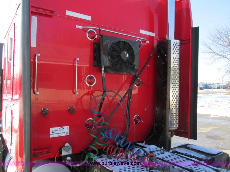 image for item F4162 2003 Kenworth T600 semi truck