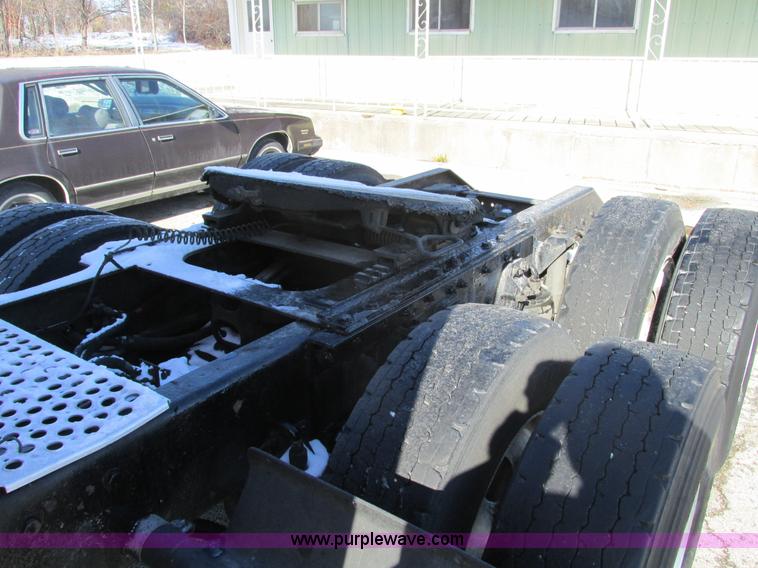 image for item F4162 2003 Kenworth T600 semi truck