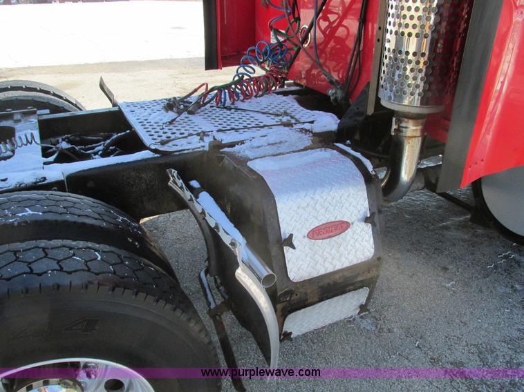 image for item F4162 2003 Kenworth T600 semi truck