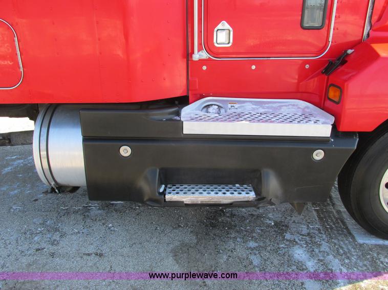 image for item F4162 2003 Kenworth T600 semi truck