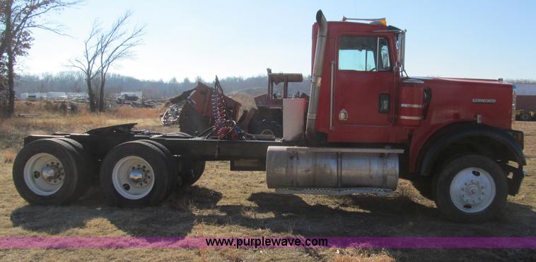 image for item F4686 1987 Kenworth W900 semi truck