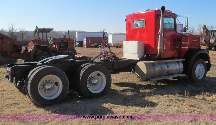 image for item F4686 1987 Kenworth W900 semi truck