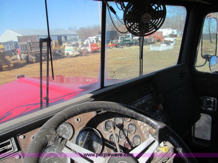 image for item F4686 1987 Kenworth W900 semi truck