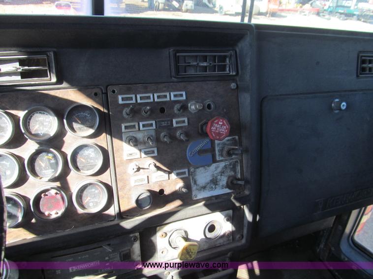 image for item F4686 1987 Kenworth W900 semi truck