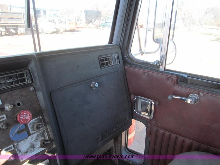 image for item F4686 1987 Kenworth W900 semi truck