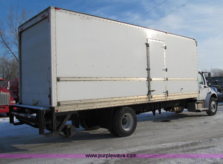 image for item F5888 2007 Freightliner M2 Business Class semi truck