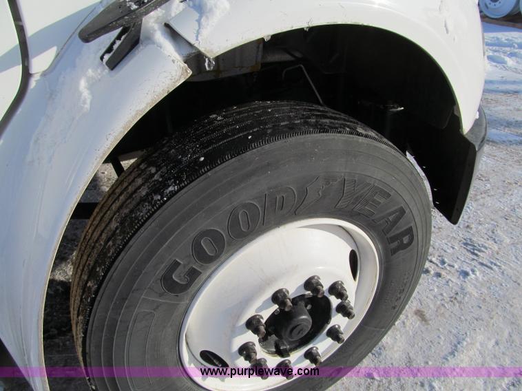 image for item F5888 2007 Freightliner M2 Business Class semi truck