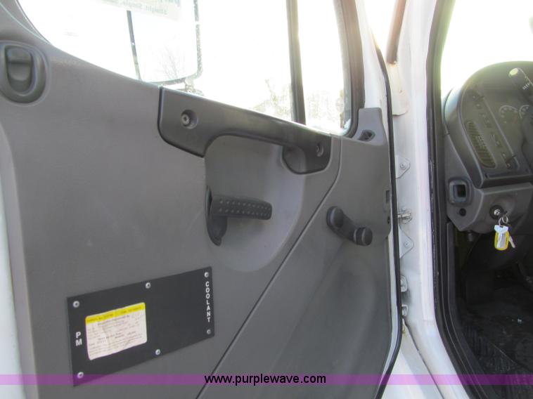 image for item F5888 2007 Freightliner M2 Business Class semi truck