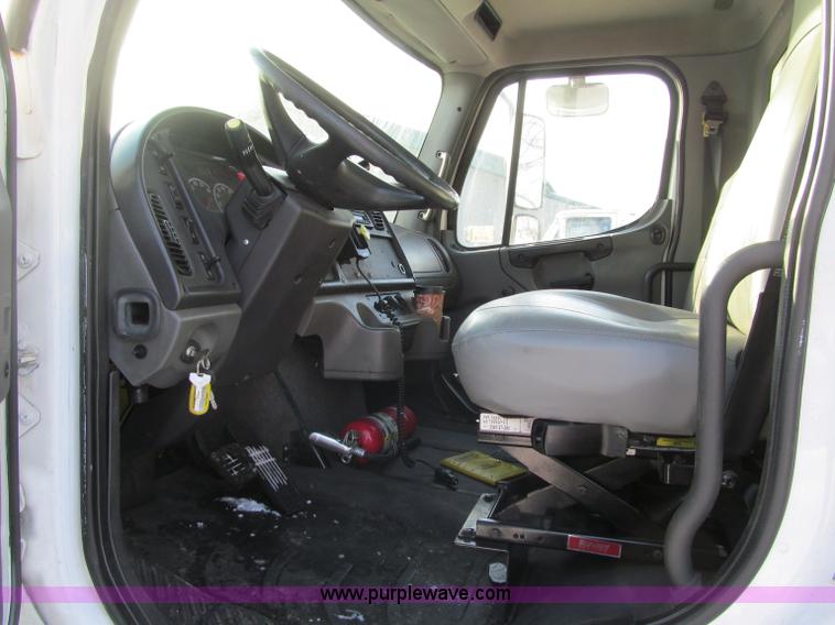 image for item F5888 2007 Freightliner M2 Business Class semi truck