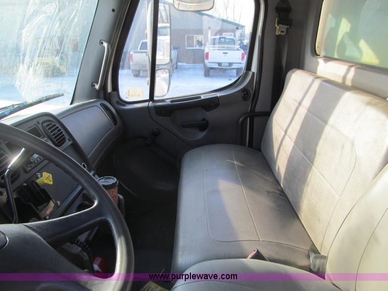 image for item F5888 2007 Freightliner M2 Business Class semi truck