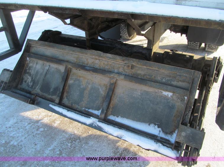 image for item F5888 2007 Freightliner M2 Business Class semi truck