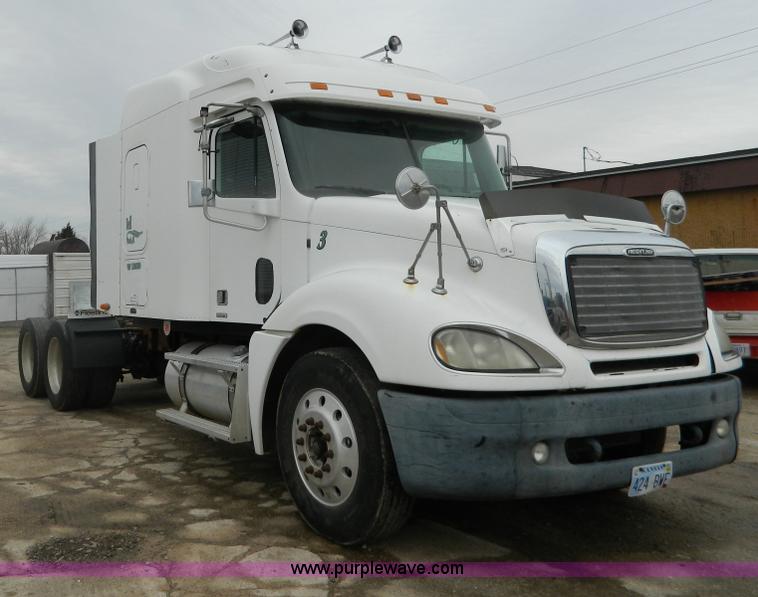 image for item G7610 2001 Freightliner Columbia semi truck
