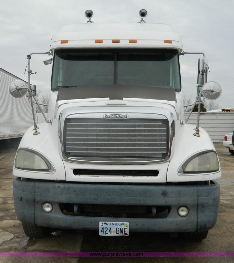 image for item G7610 2001 Freightliner Columbia semi truck