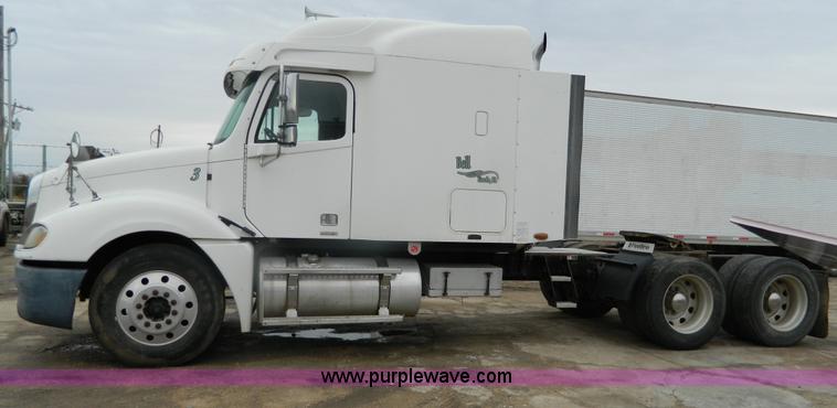 image for item G7610 2001 Freightliner Columbia semi truck