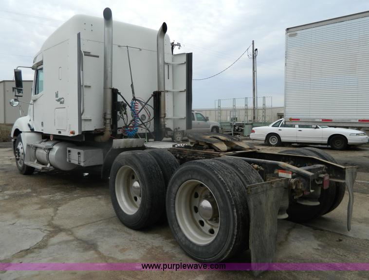 image for item G7610 2001 Freightliner Columbia semi truck