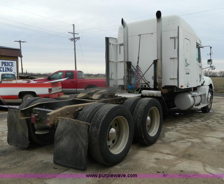 image for item G7610 2001 Freightliner Columbia semi truck