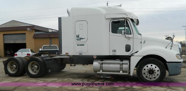 image for item G7610 2001 Freightliner Columbia semi truck