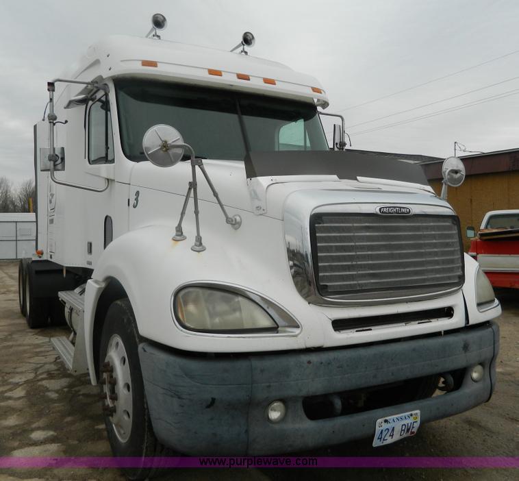 image for item G7610 2001 Freightliner Columbia semi truck