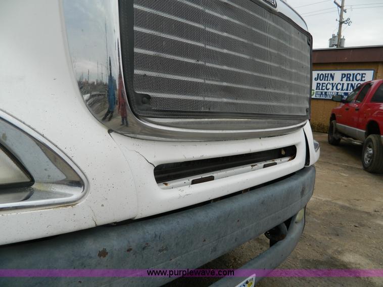 image for item G7610 2001 Freightliner Columbia semi truck