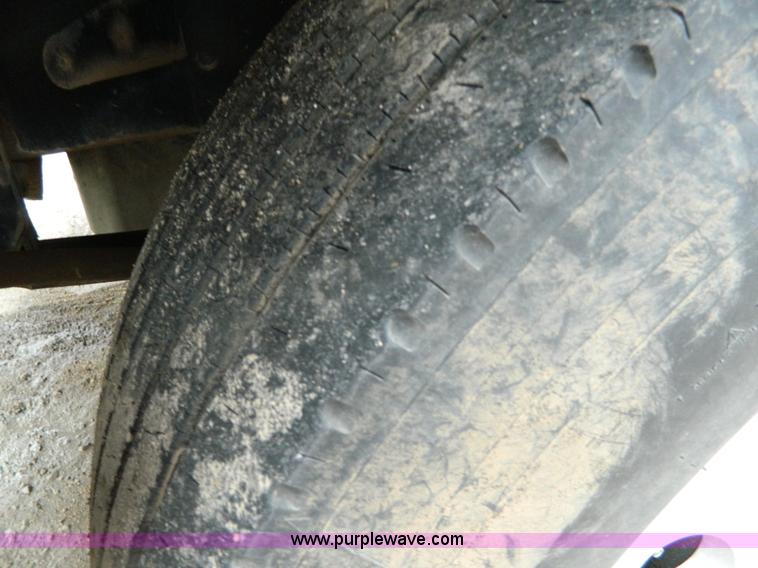 image for item G7610 2001 Freightliner Columbia semi truck