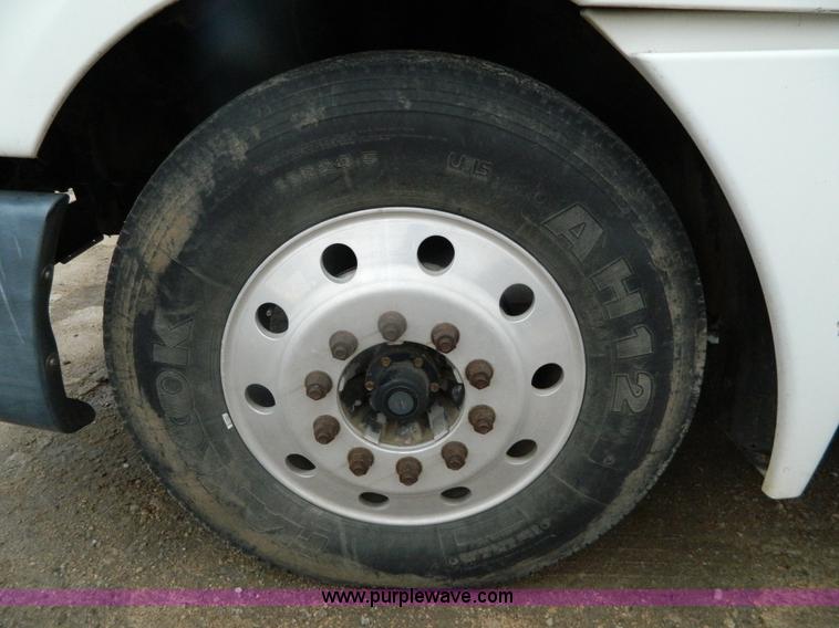 image for item G7610 2001 Freightliner Columbia semi truck