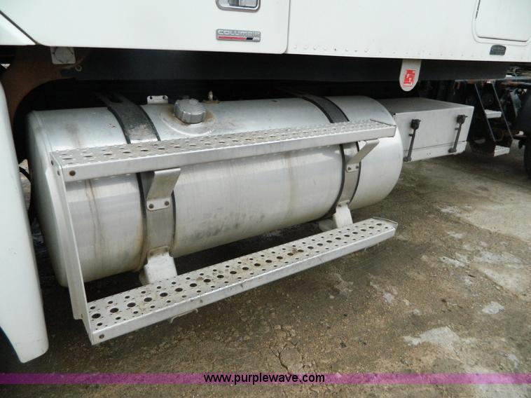 image for item G7610 2001 Freightliner Columbia semi truck