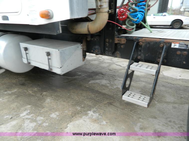 image for item G7610 2001 Freightliner Columbia semi truck