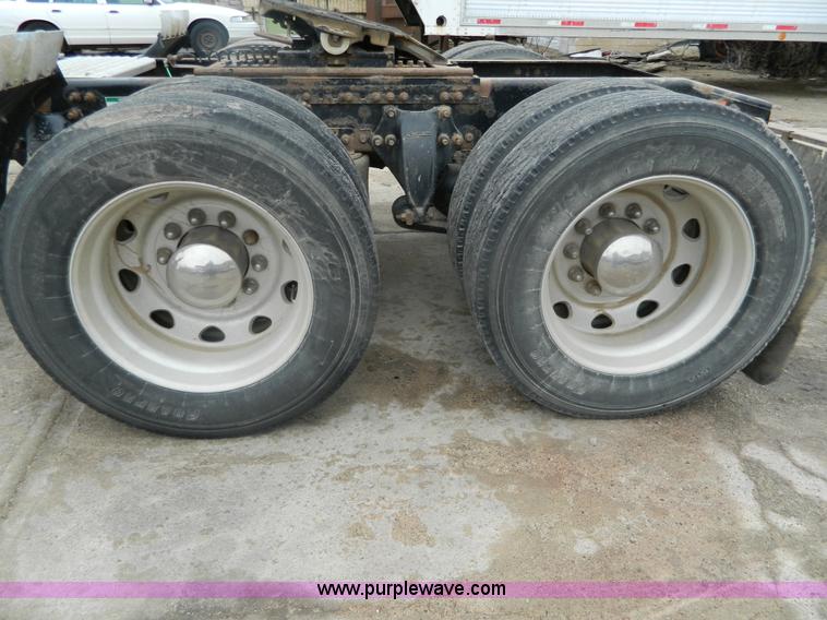 image for item G7610 2001 Freightliner Columbia semi truck