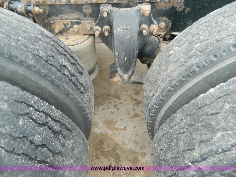 image for item G7610 2001 Freightliner Columbia semi truck