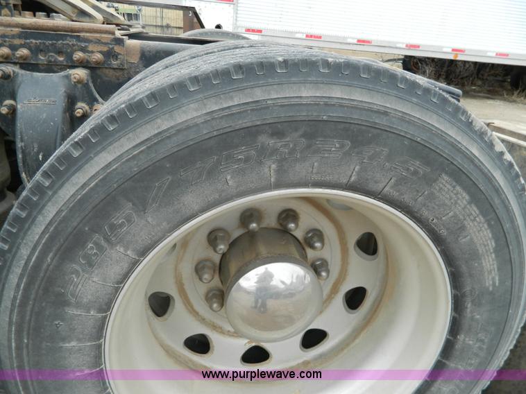 image for item G7610 2001 Freightliner Columbia semi truck