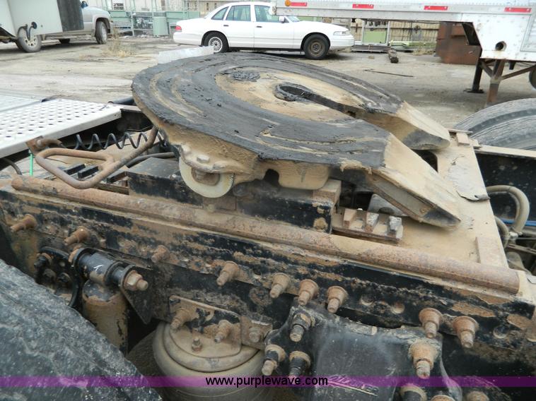 image for item G7610 2001 Freightliner Columbia semi truck