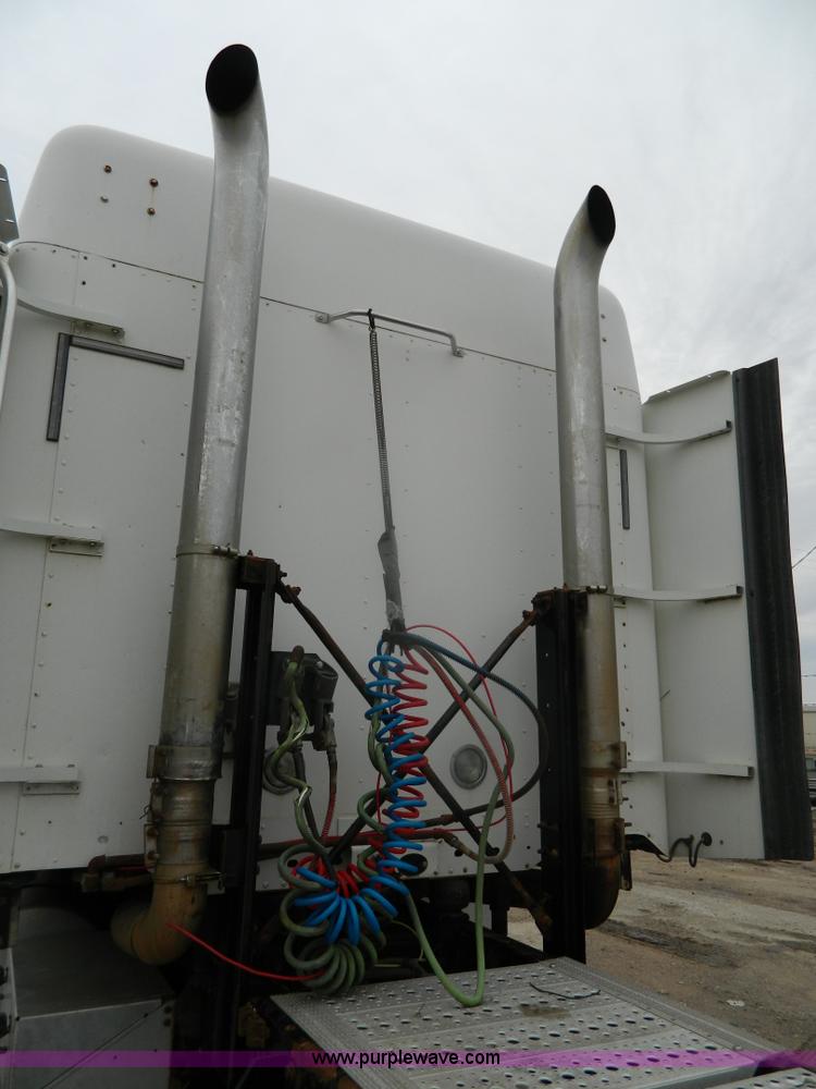 image for item G7610 2001 Freightliner Columbia semi truck