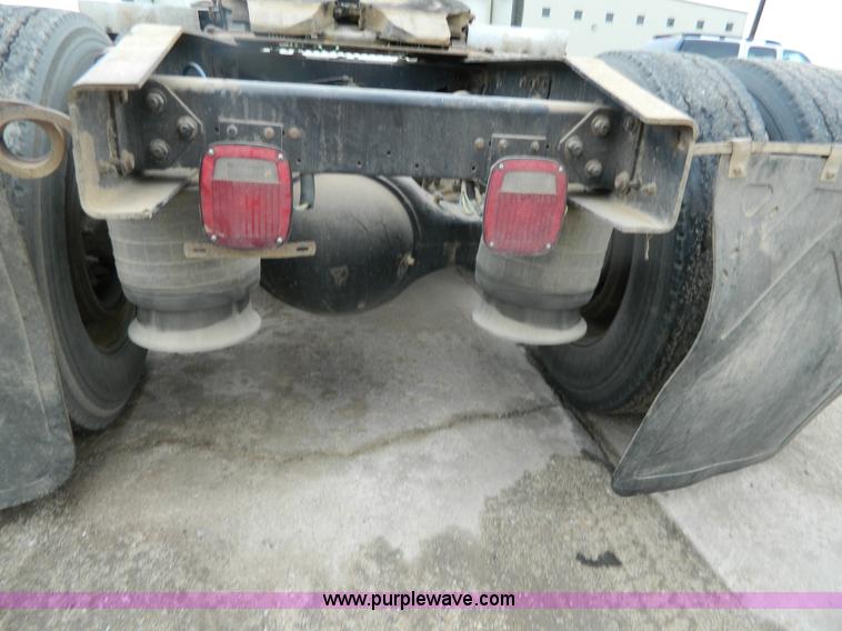 image for item G7610 2001 Freightliner Columbia semi truck