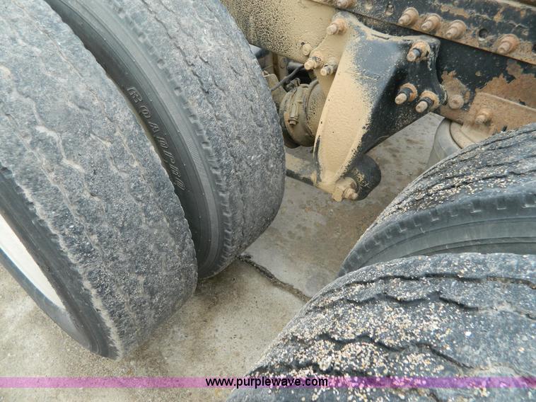 image for item G7610 2001 Freightliner Columbia semi truck