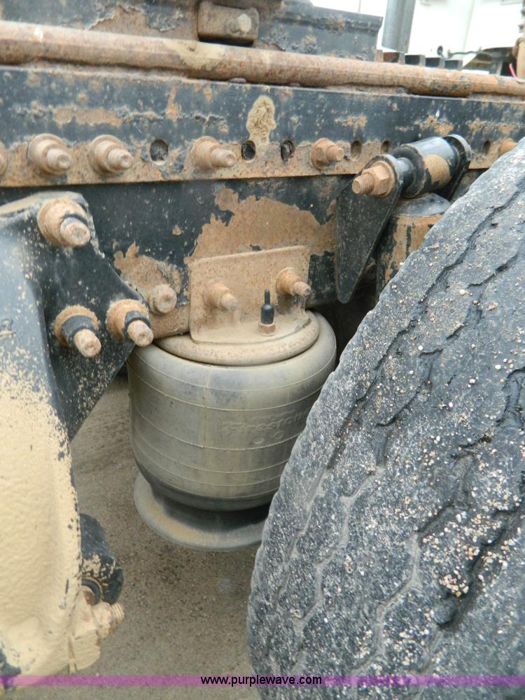 image for item G7610 2001 Freightliner Columbia semi truck