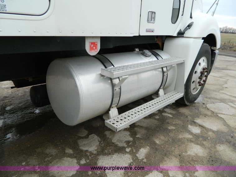 image for item G7610 2001 Freightliner Columbia semi truck