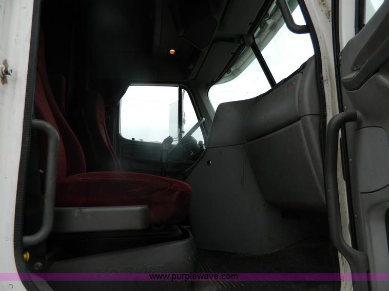 image for item G7610 2001 Freightliner Columbia semi truck