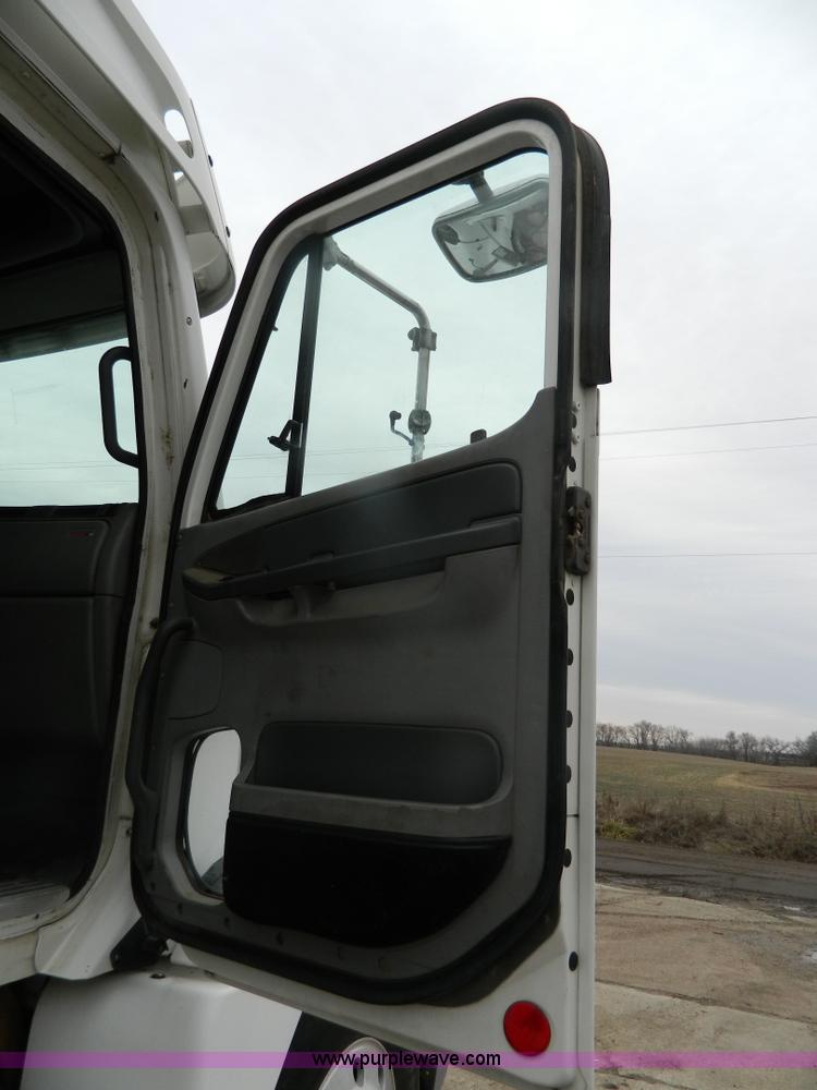 image for item G7610 2001 Freightliner Columbia semi truck