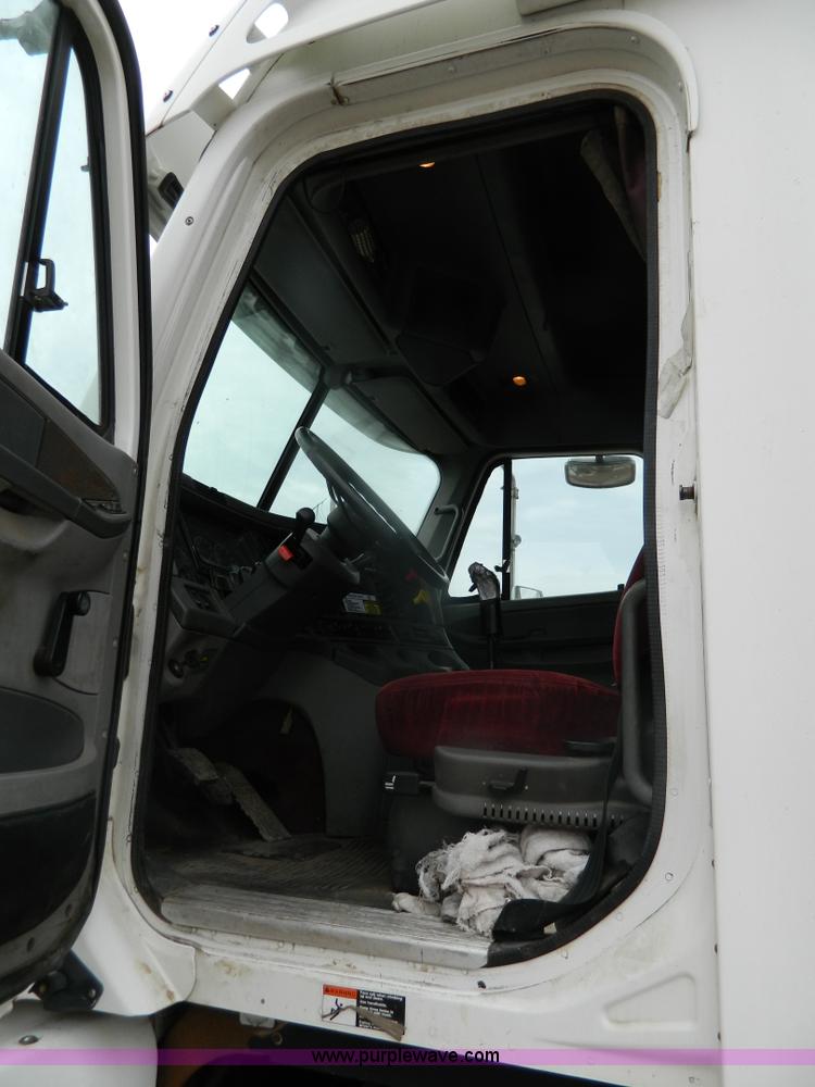 image for item G7610 2001 Freightliner Columbia semi truck