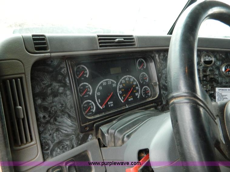 image for item G7610 2001 Freightliner Columbia semi truck