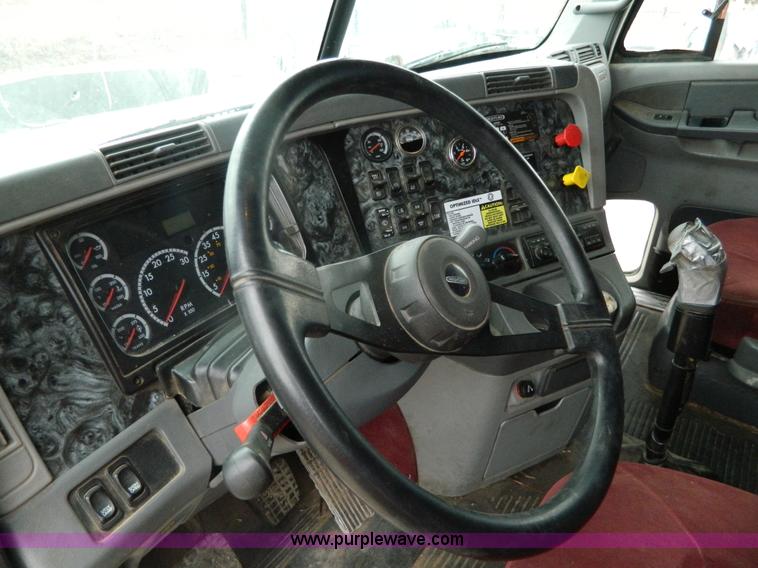 image for item G7610 2001 Freightliner Columbia semi truck