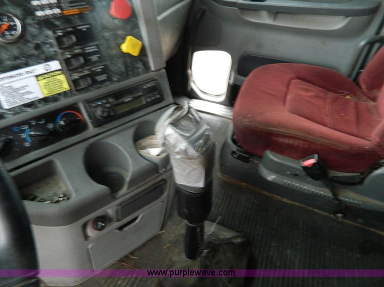 image for item G7610 2001 Freightliner Columbia semi truck