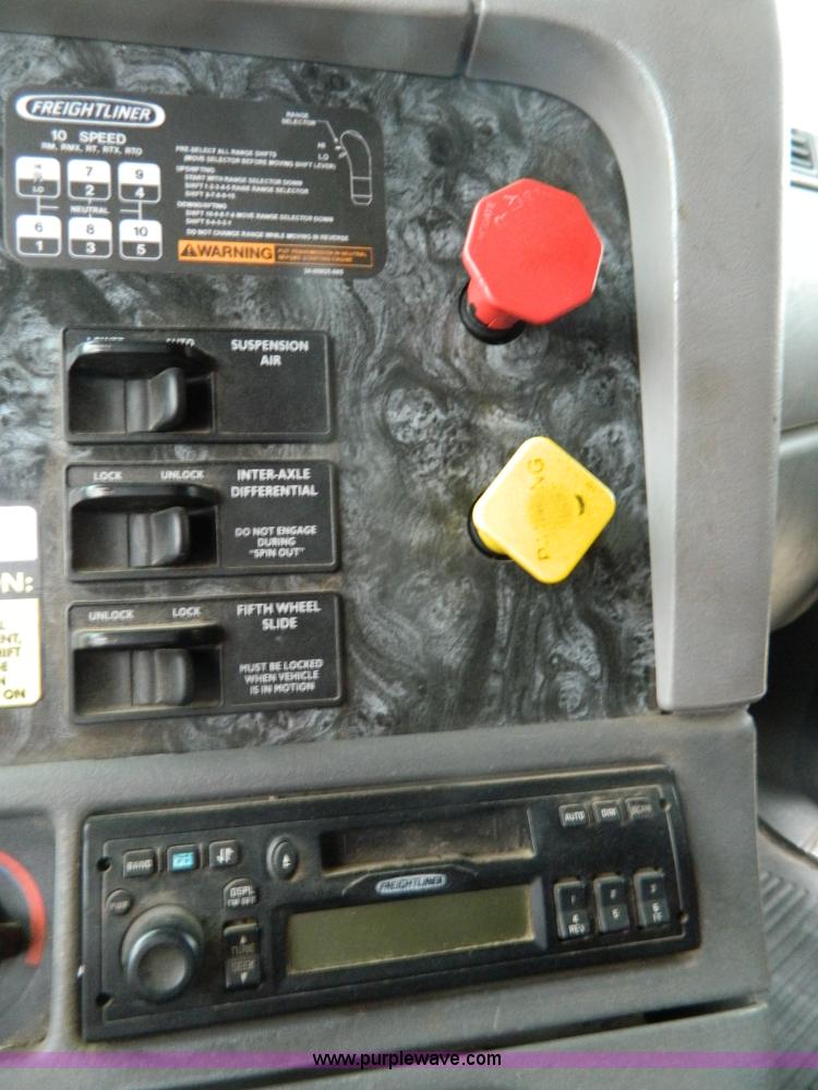 image for item G7610 2001 Freightliner Columbia semi truck